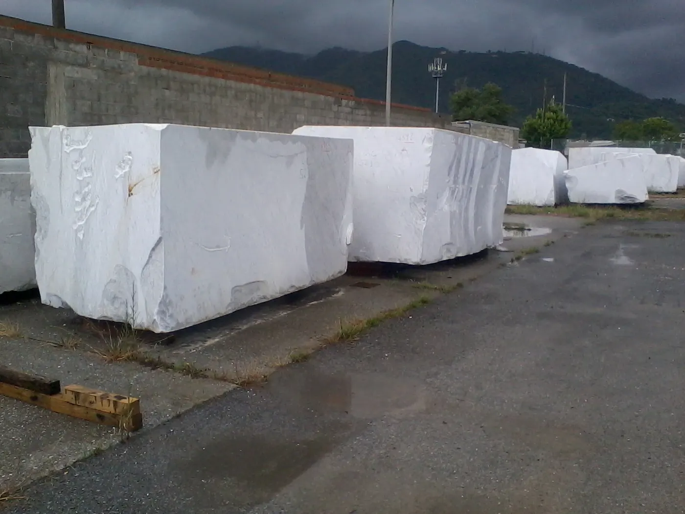 Quarry block in natural stone – Marmi di Carrara