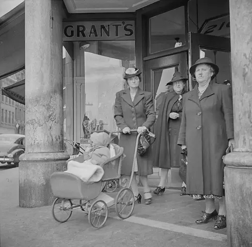 Blocco di cava: Women in front of Grant's Department Store in Delaney's Marble Block, Holyoke, Massachuset