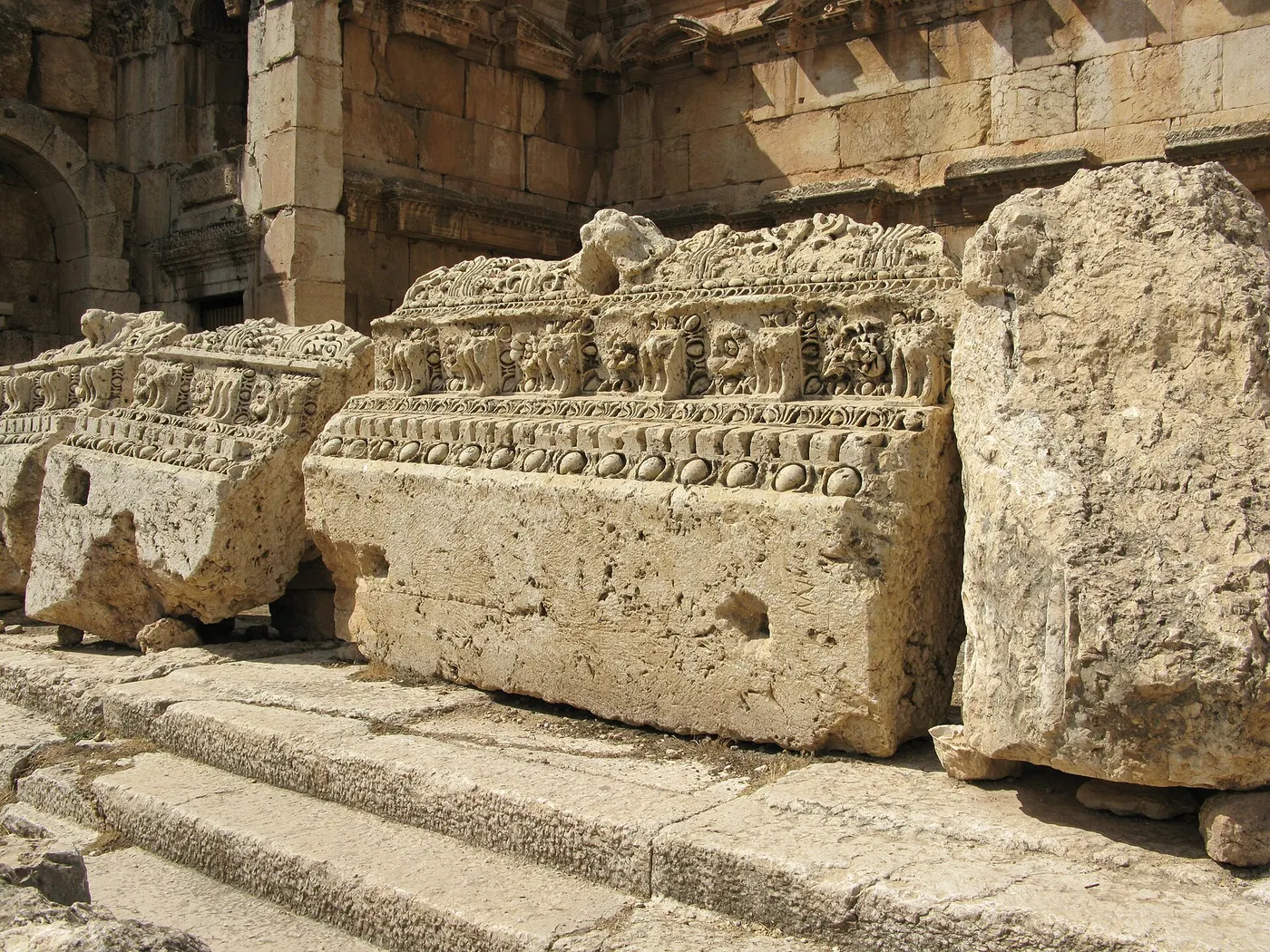 Steinbruchblock: Lebanon, Baalbek, Massive granite blocks of Baalbek temple
