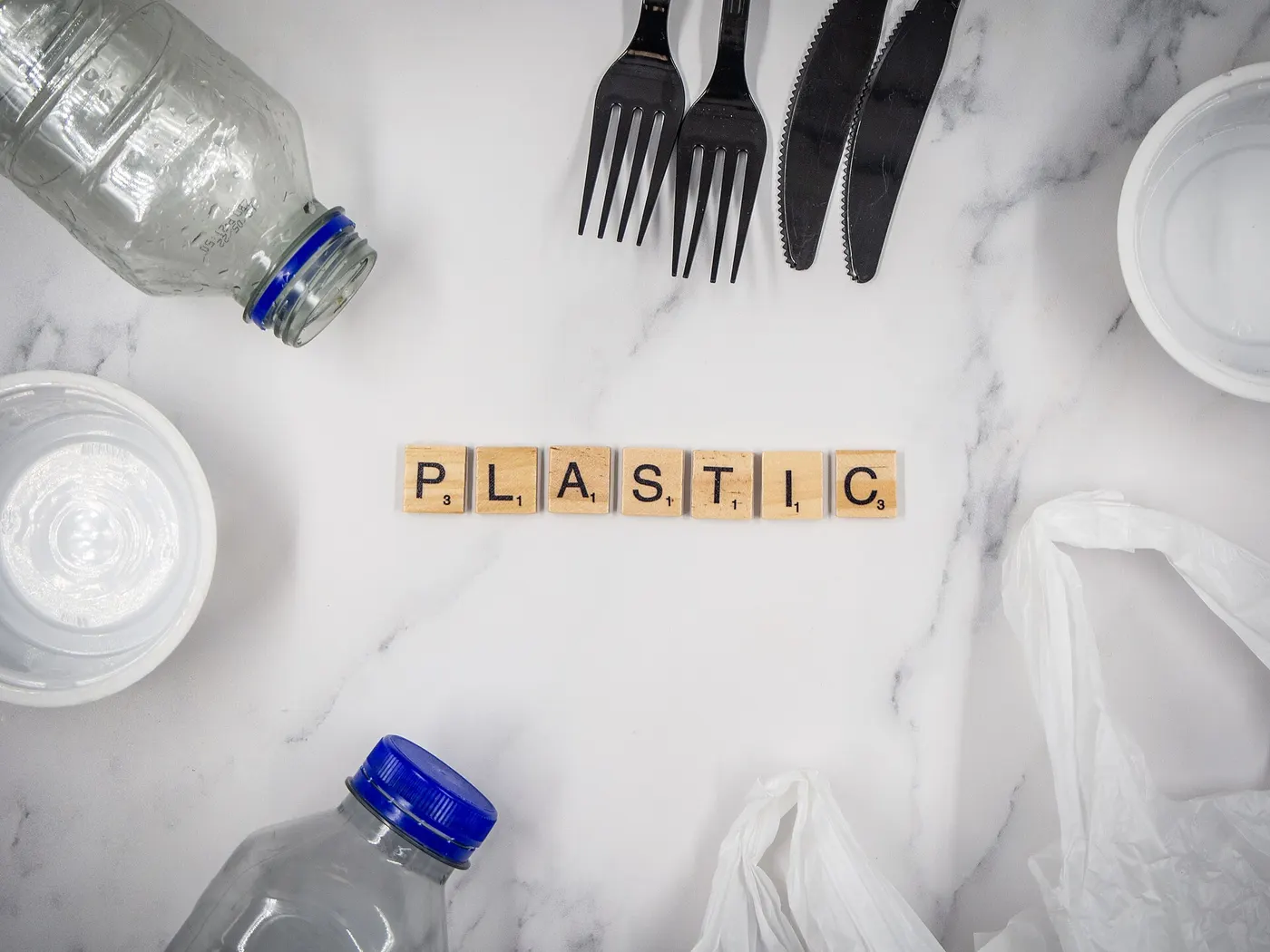 Steinbruchblock: Letter Blocks Spelling 'Plastic' among Plastic Packaging
