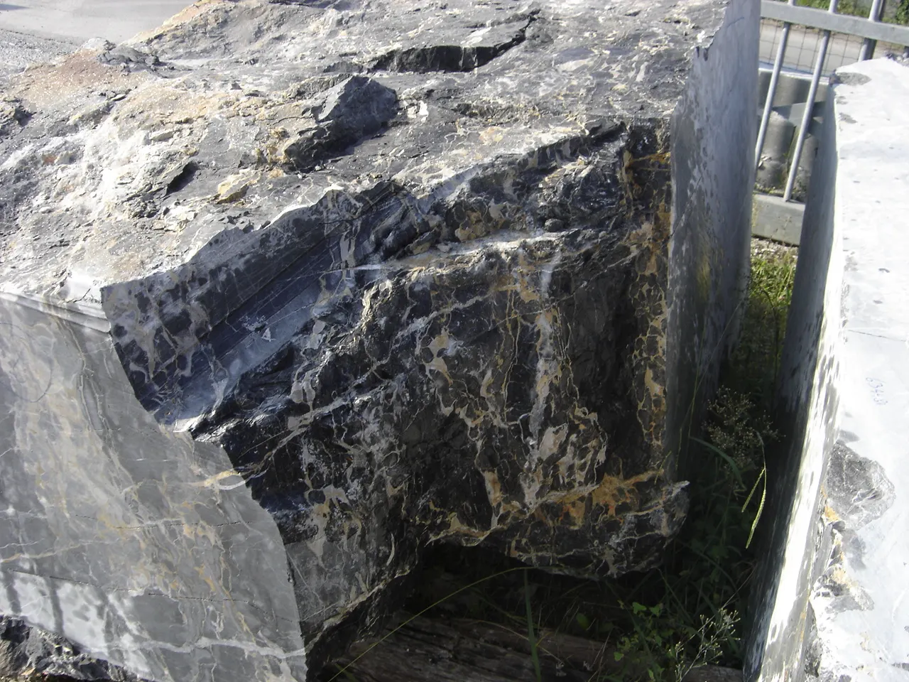 Blocco di cava in pietra naturale – Marmi di Carrara