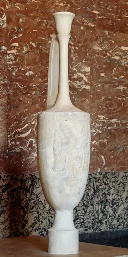 Dettaglio di superficie: Marble lekythos Louvre Ma3403