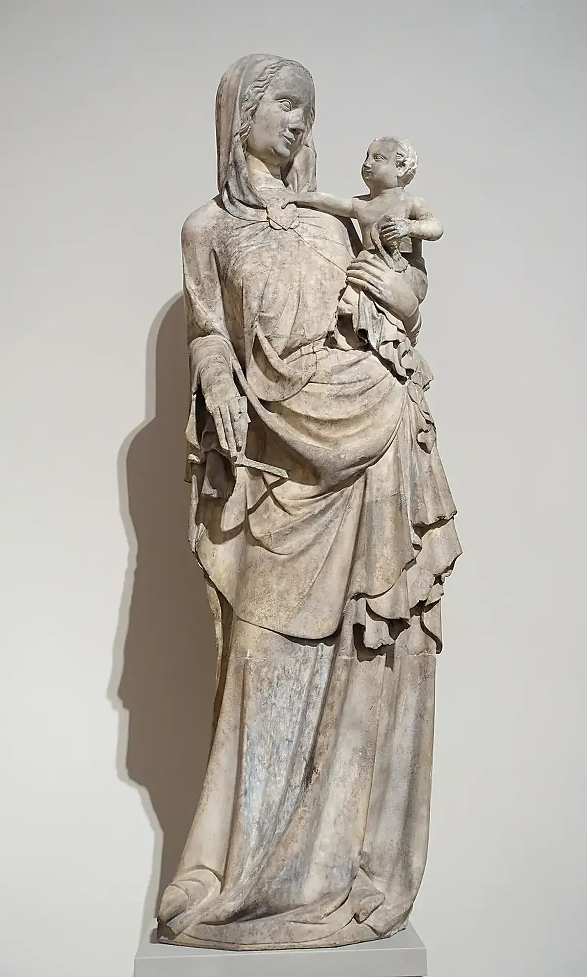 Деталь поверхности: Virgin and Child, Liège or Italy, c. 1330, Carrara marble - Bode-Museum - DSC03552