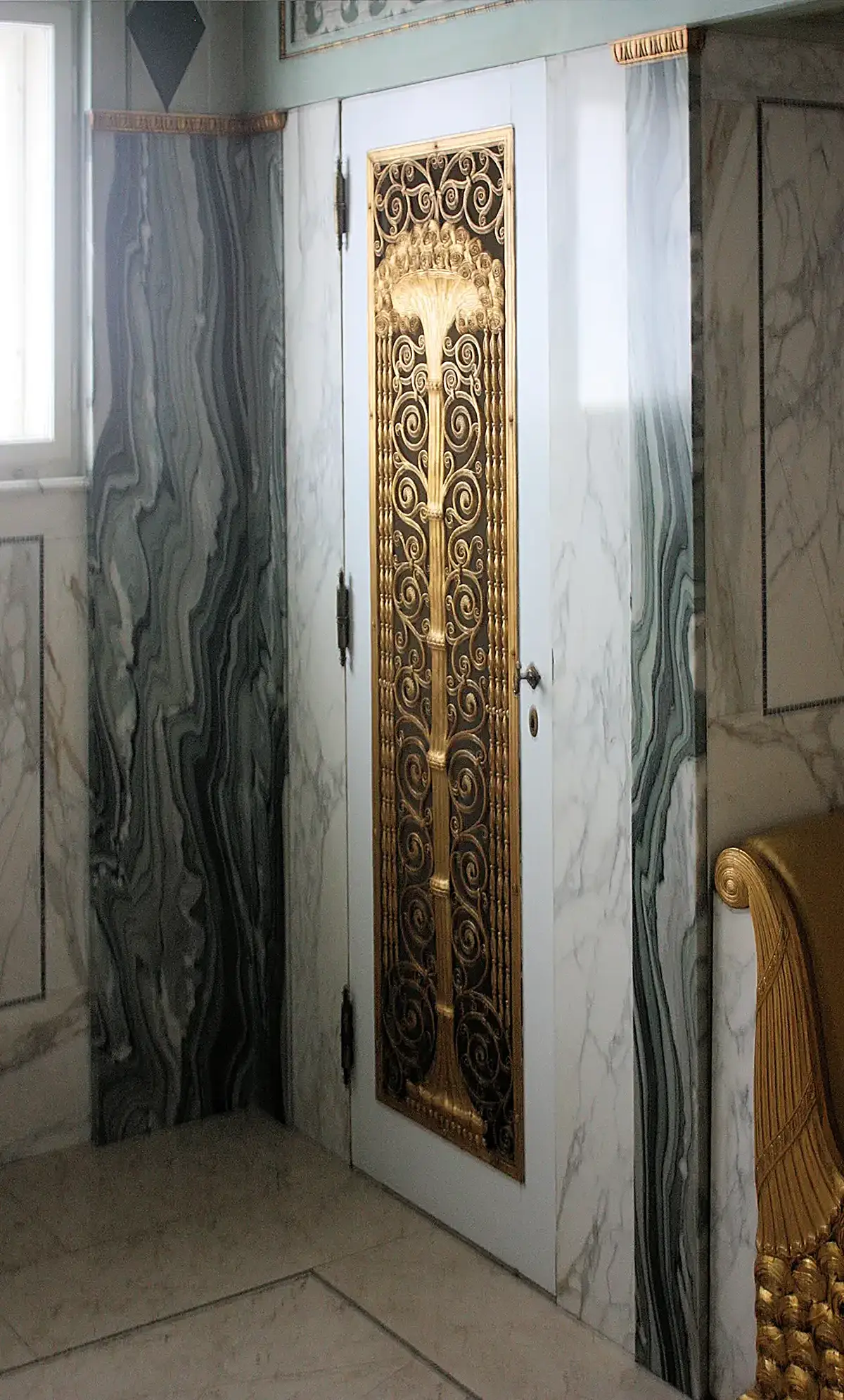 Деталь поверхности: Molsdorf, das Schloss, Marmorbad, Jugendstildetail