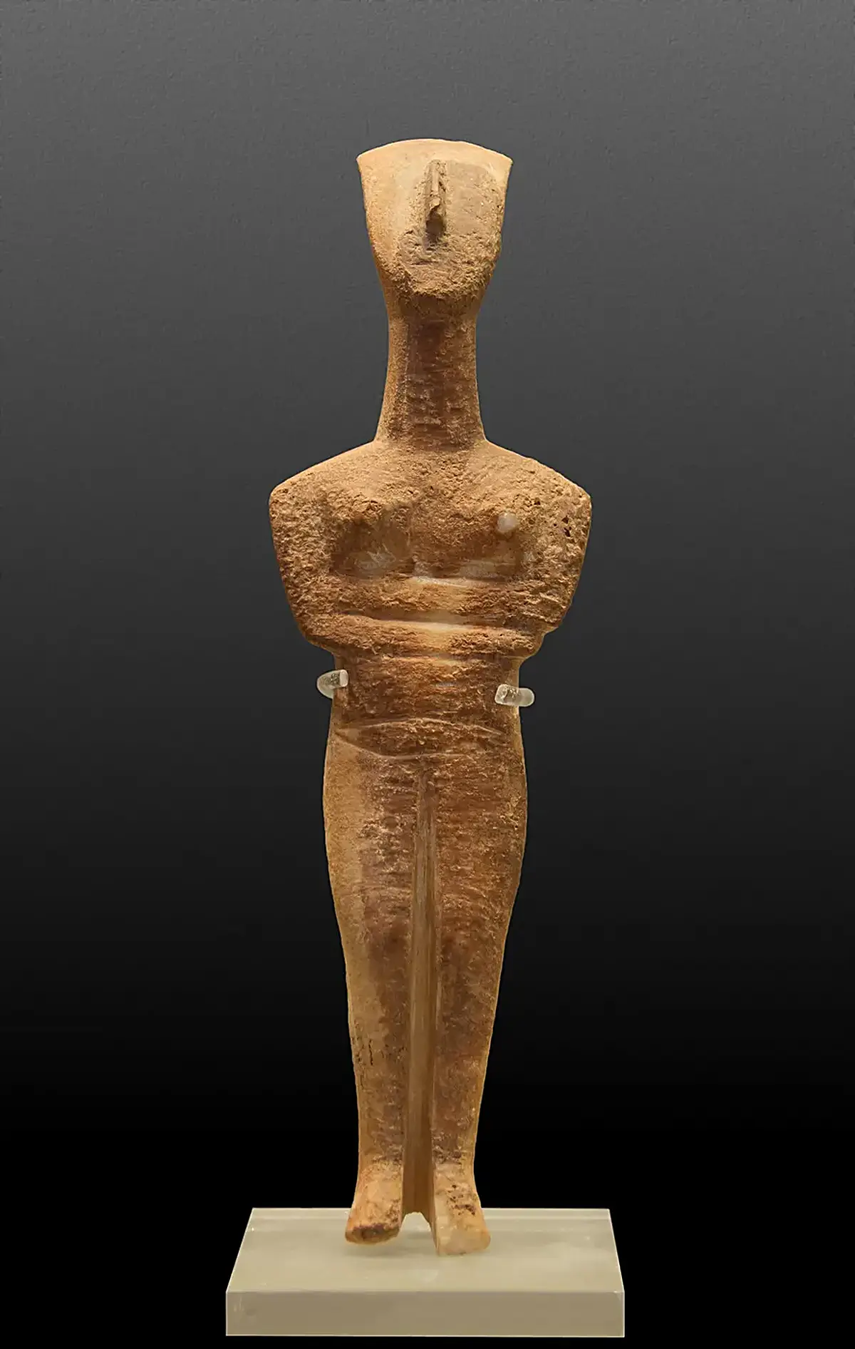 Dettaglio di superficie: Marble cycladic figurine N°5107, NAMAthens, Greece