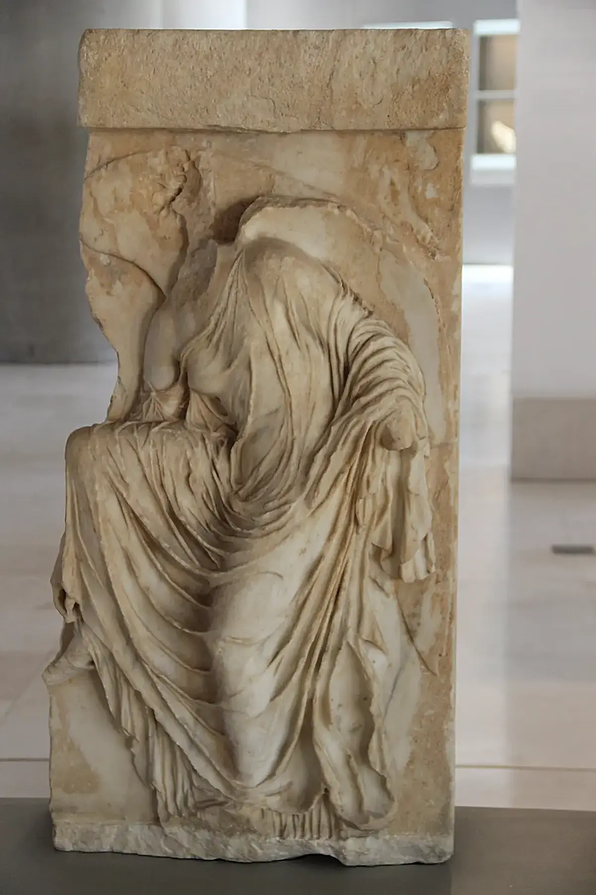 Détail de surface: Athens Acropolis Museum Marble Balustrade Slab from Temple of Athena Nike, 420-410 BC (284