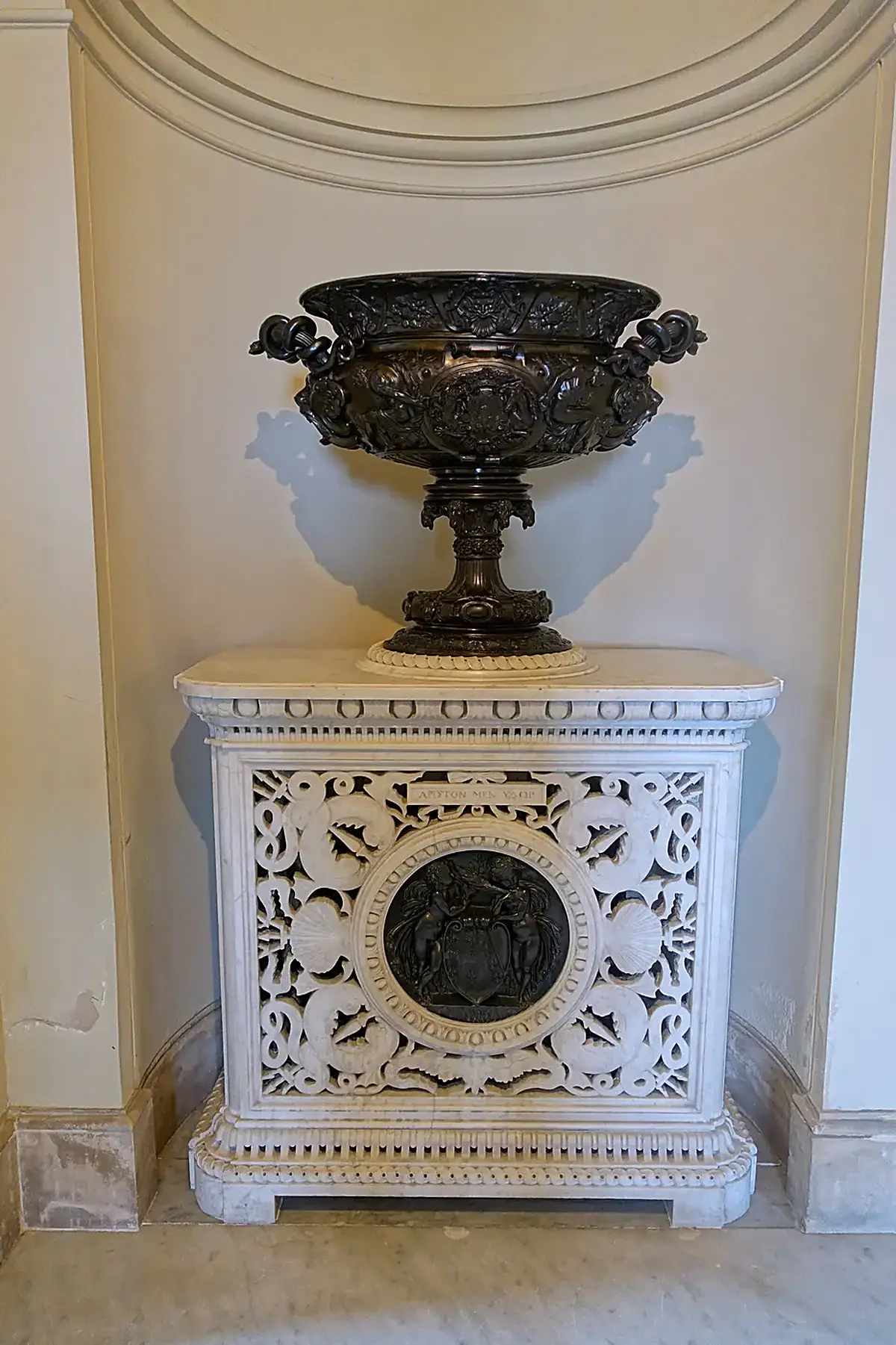 Détail de surface: Urn atop Lorandini stove with Carlo Marochetti medallion based on Jean Goujon’s work at Ho
