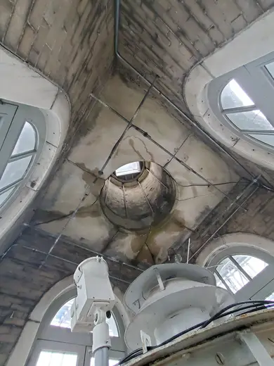 Surface detail: Marble ceiling slabs and spire tiedown rods below lantern. (f0afcd60-5ffc-4290-8d47-148956