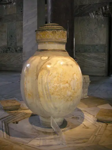 Surface detail: Marble jar Hagia Sophia 2007 001
