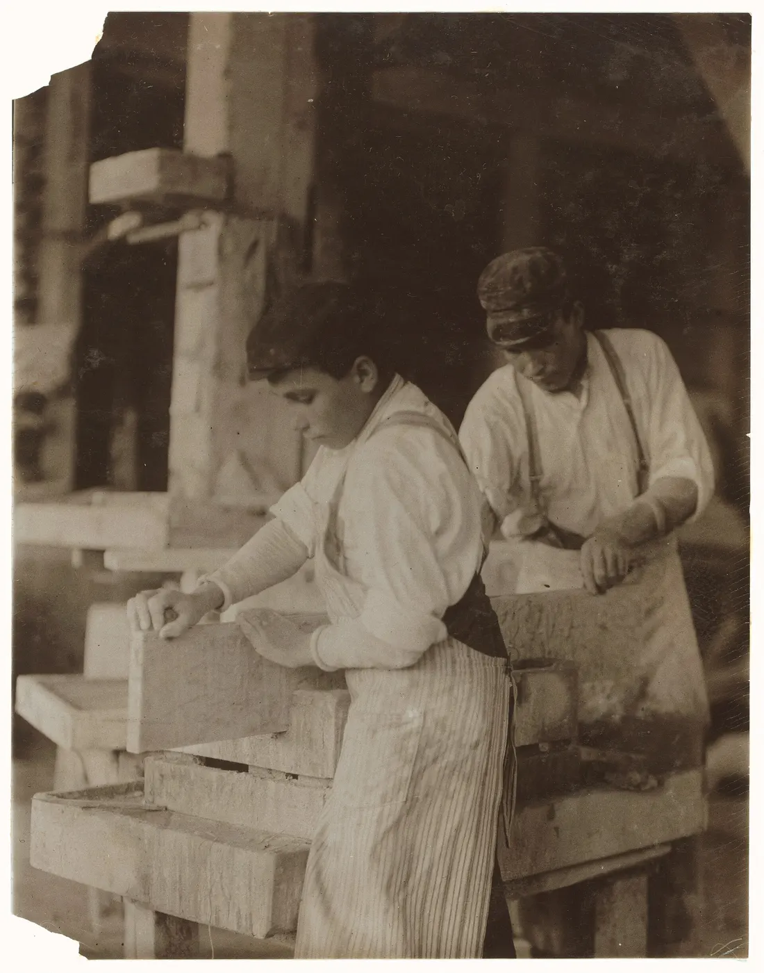 Oberflächendetail: Young boy polishing marble in Vermont Marble Co., Centre Rutland, Vt. Most of these are il