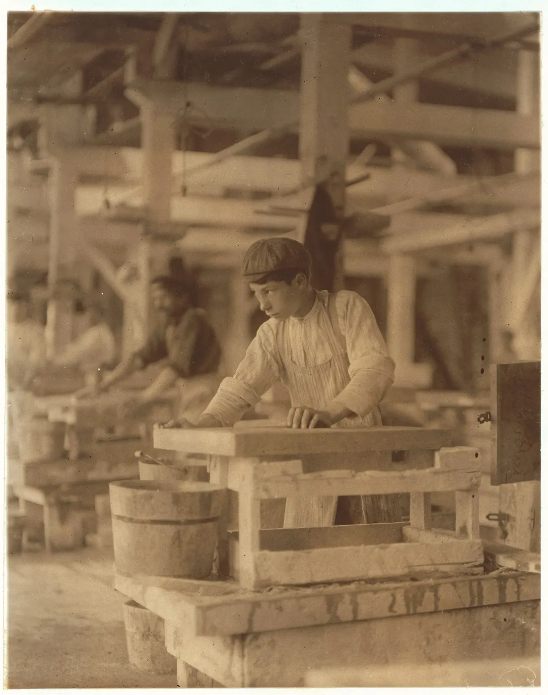 Oberflächendetail: Young boy polishing marble in Vermont Marble Co., Centre Rutland, Vt. Most of these are il