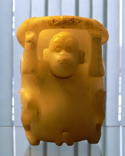 Surface detail: Azteken Gefäß Affe Onyx EthnM