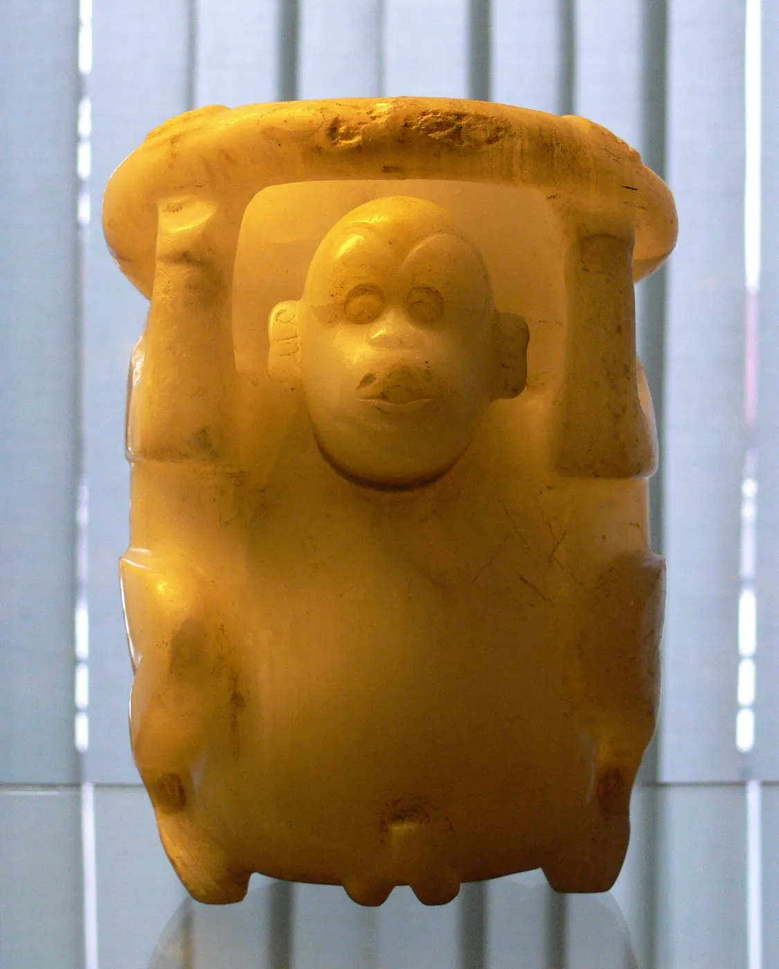 Surface detail: Azteken Gefäß Affe Onyx EthnM