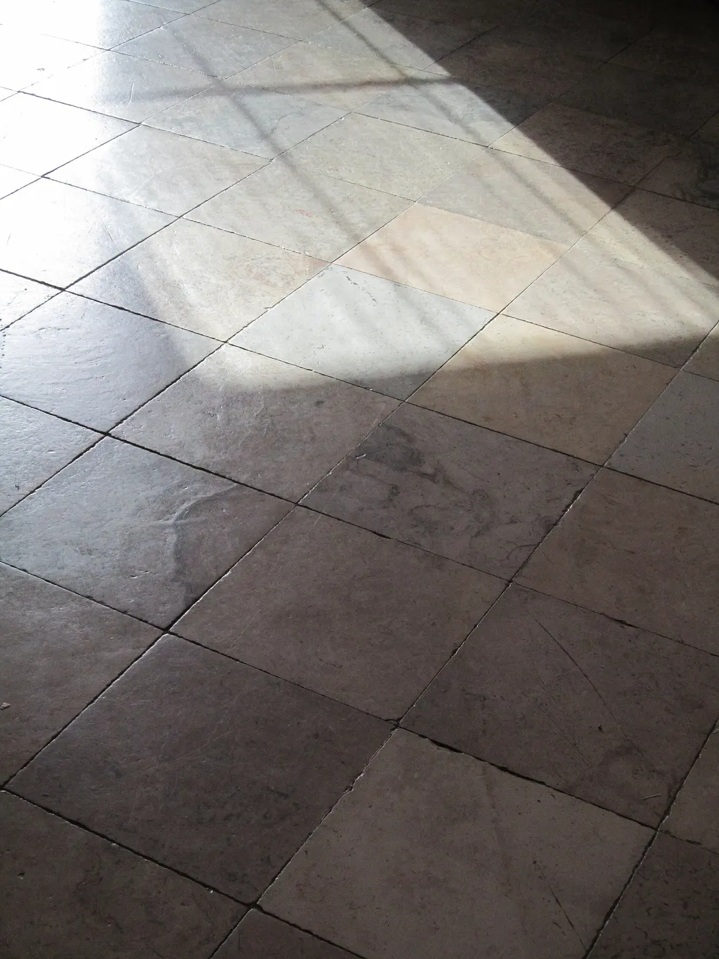 Fußboden: East courtroom floor with a shaft of sunlight (5395928819)