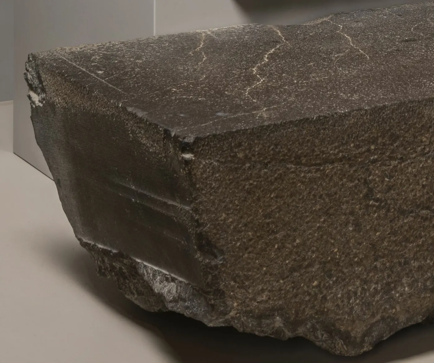 Pavimento: Pillar and floor slab of the pyramid temple of Khufu (cropped) 2