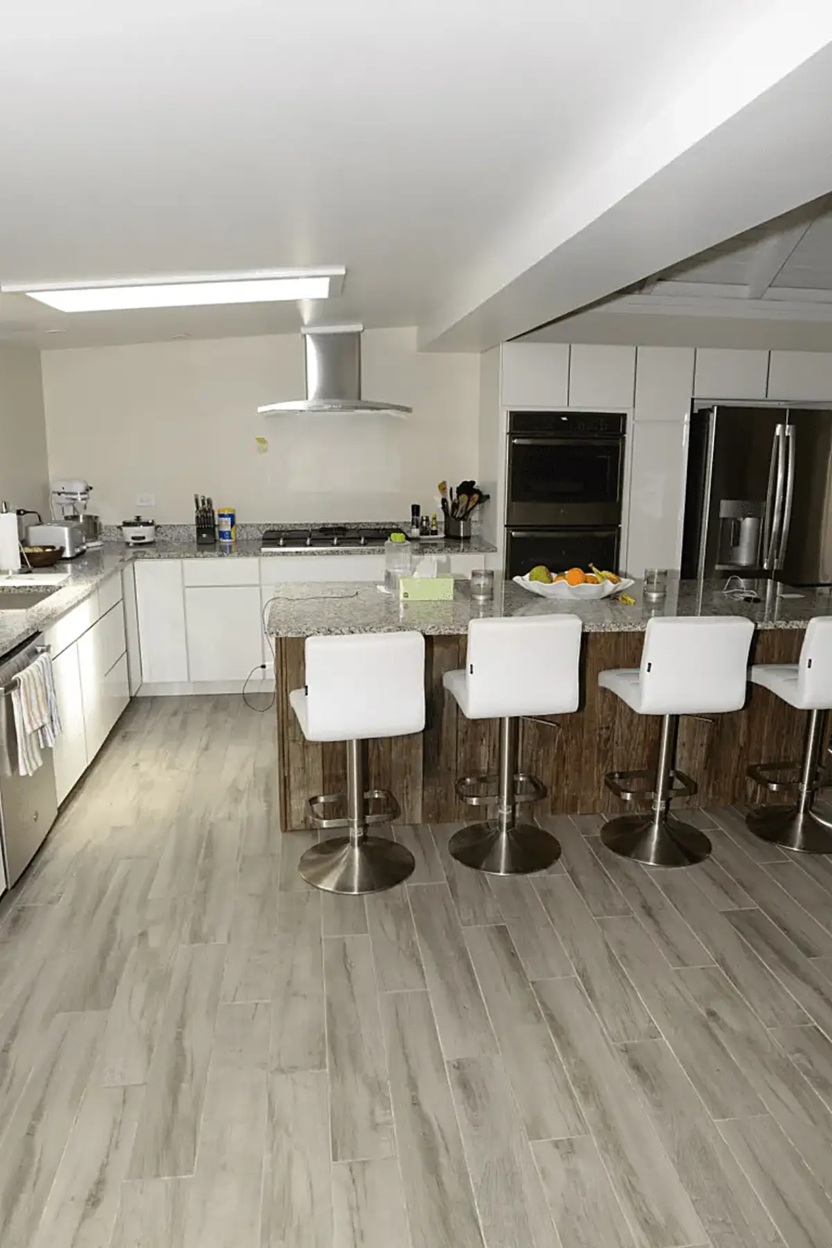 Cucina: EFTA00002080 - Modern kitchen with white cabinets granite countertops stainless steel appl
