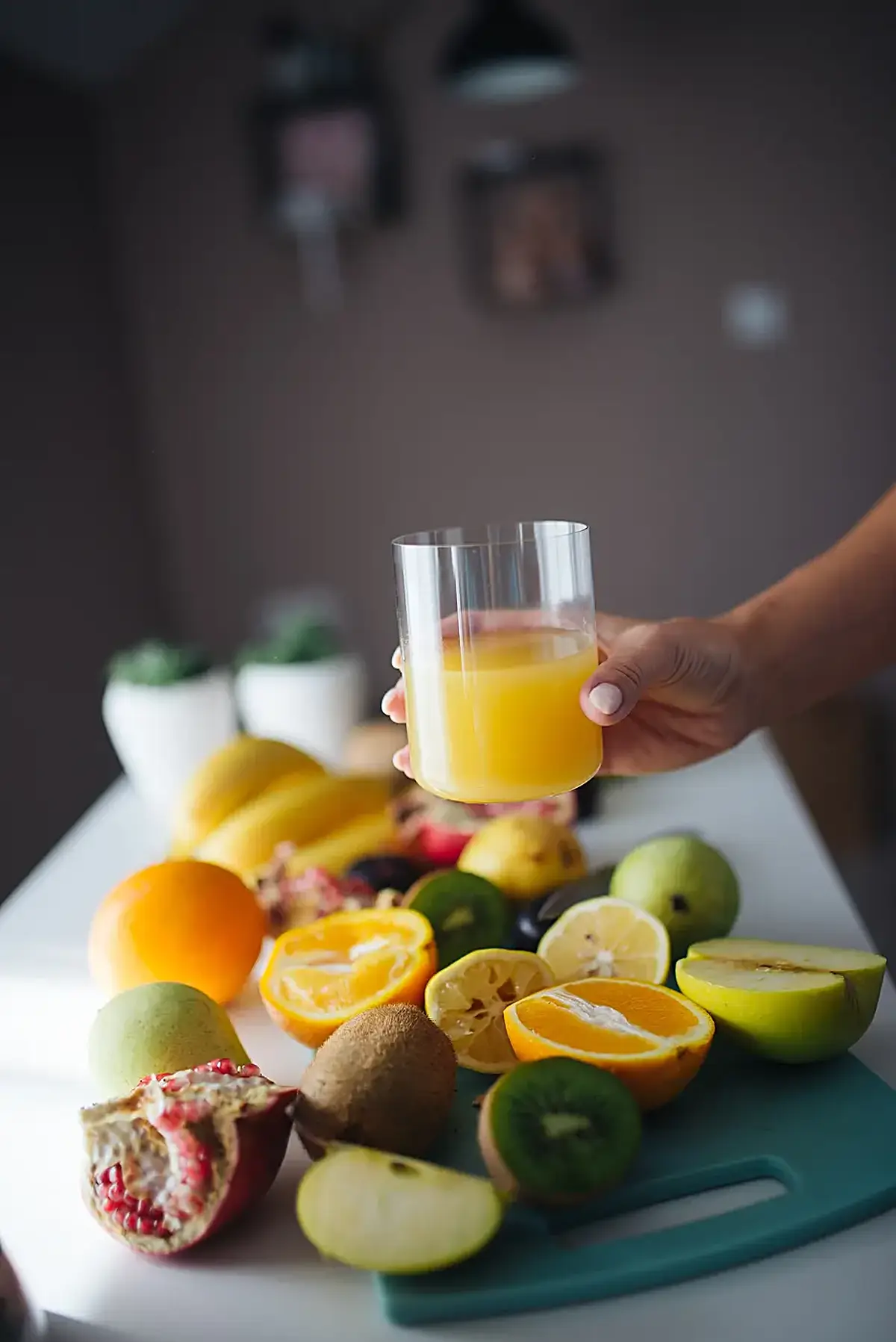 Cucina: Fresh fruit and juice preparation on a sunny kitchen countertop with vibrant colors and he