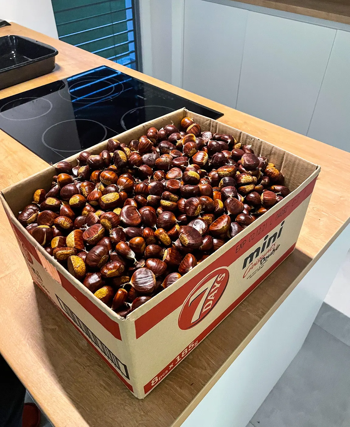 Cucina: Chestnut in a box on a kitchen countertop (51784717753)