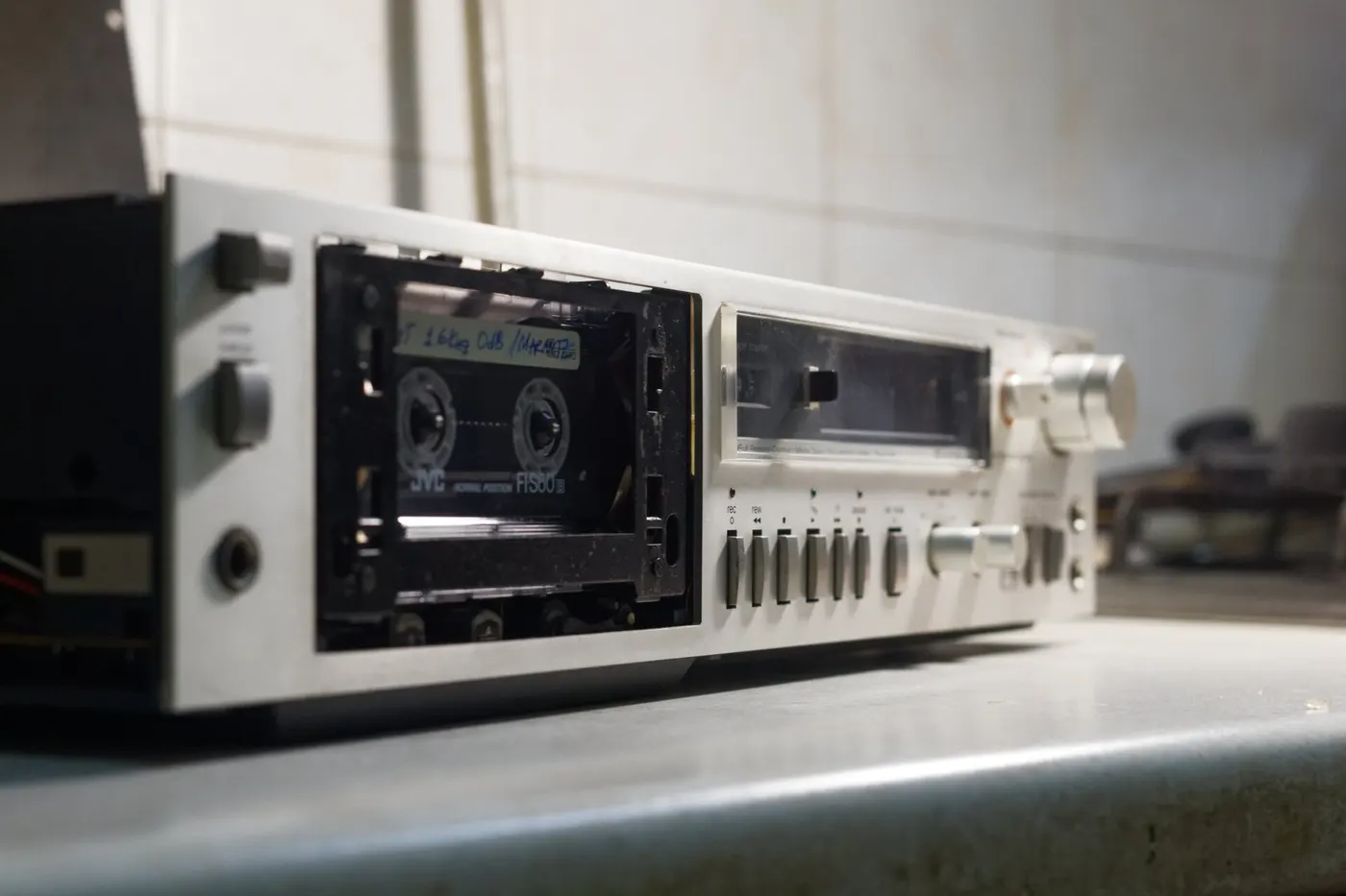 Кухня: Technics RS-M270x field-stripped on countertop 01