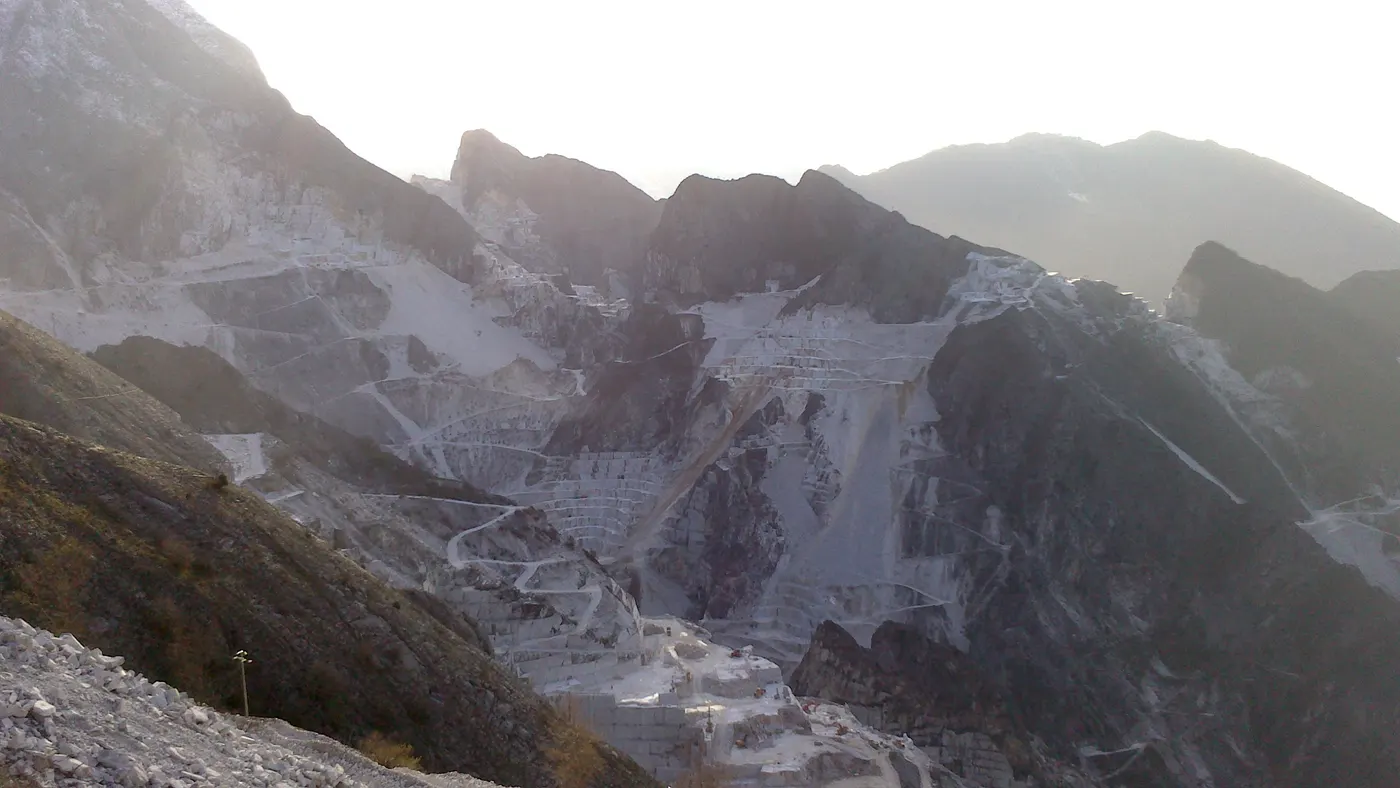 Вид карьера из натурального камня – Marmi di Carrara