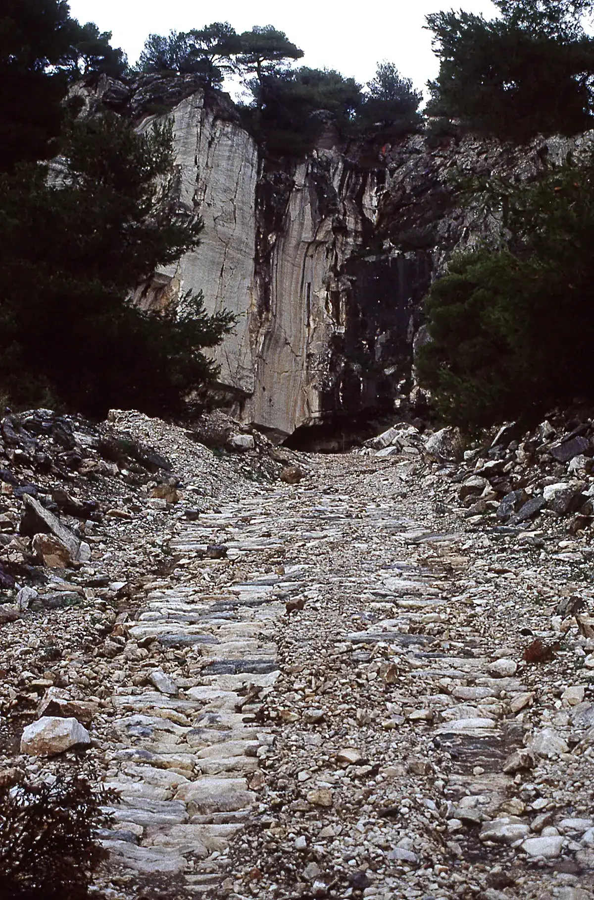 Вид карьера: Penteli, Spilia marble quarry - road (1990) 01