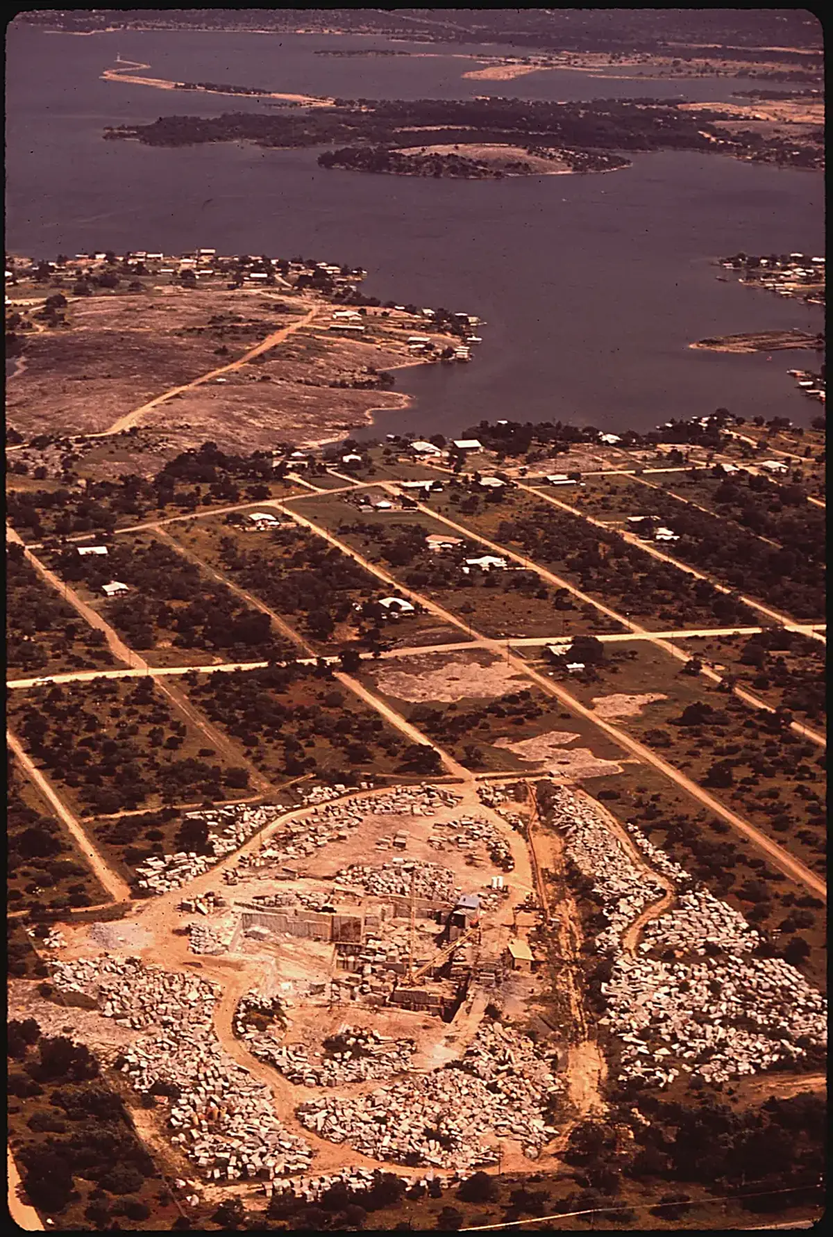 Vista de cantera: PINK GRANITE QUARRY AT LAKE BUCHANAN - NARA - 544441