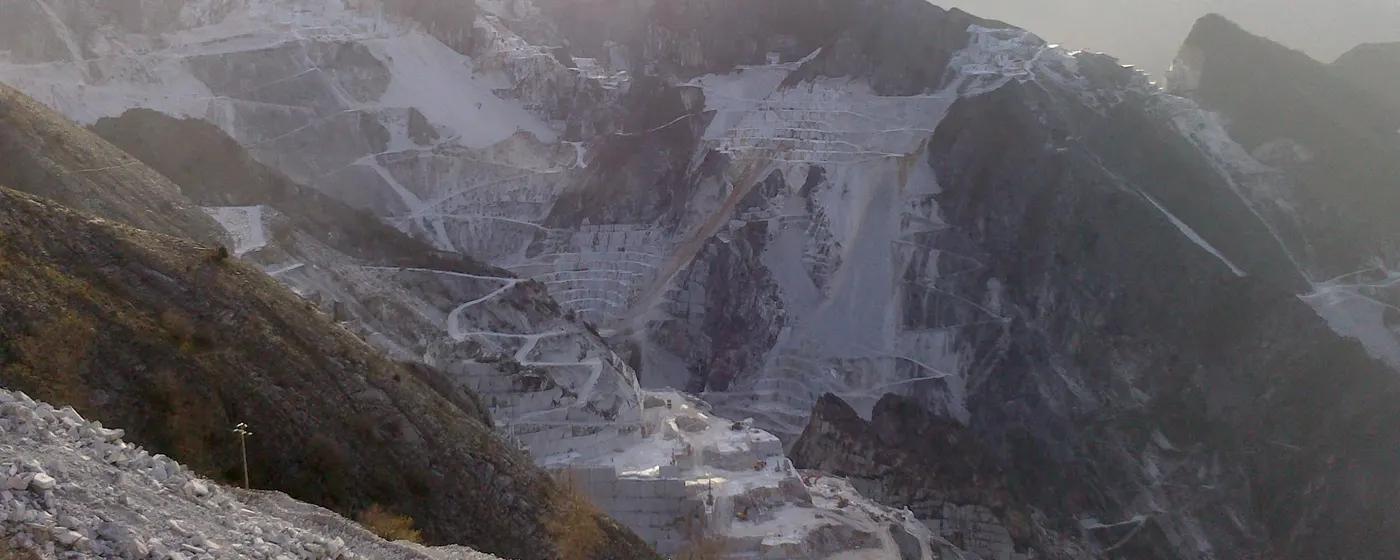 Вид карьера из натурального камня – Marmi di Carrara