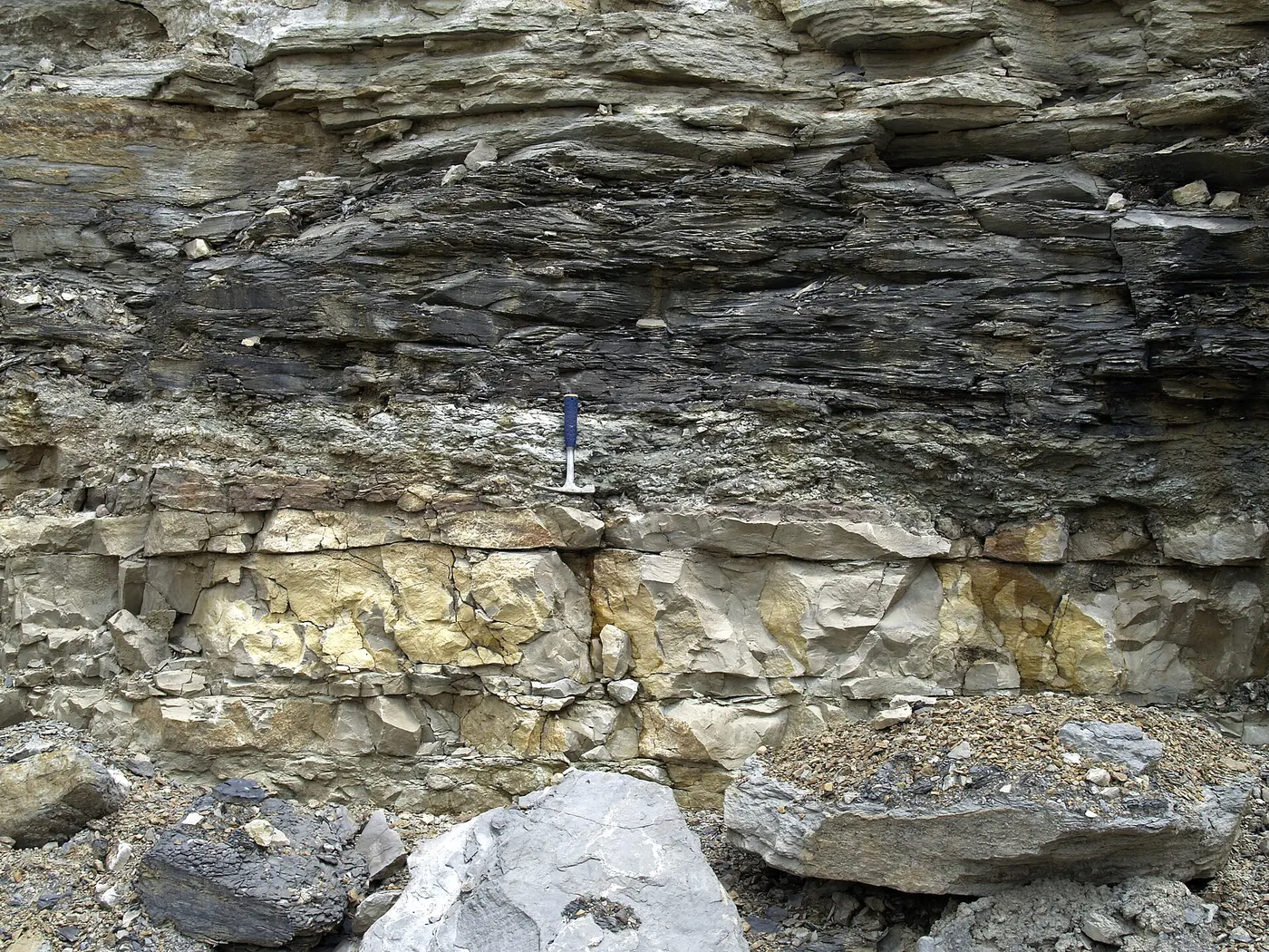 Steinbruchansicht: Pottsville Group over Maxville Limestone (Pleasant Valley Limestone Quarry, Muskingum Coun