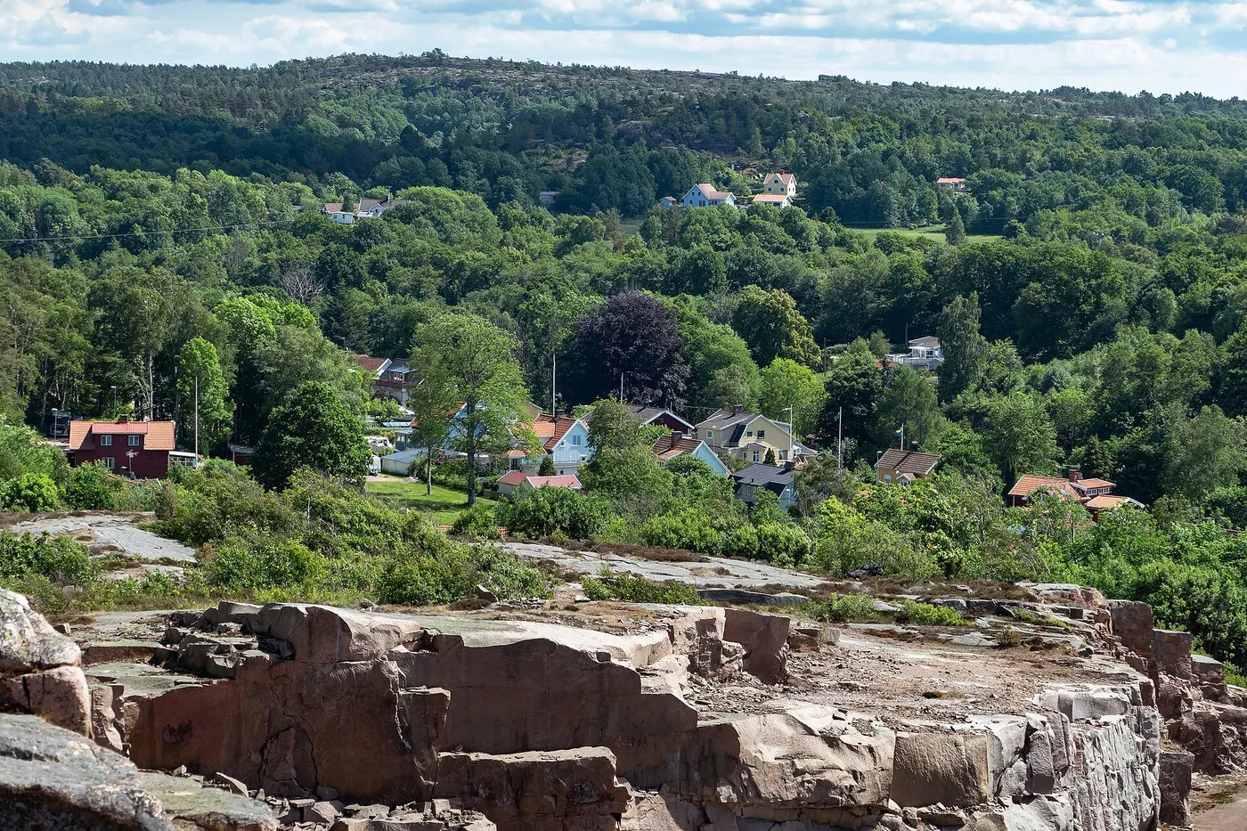 Steinbruchansicht: Rixö village with part of the granite quarry