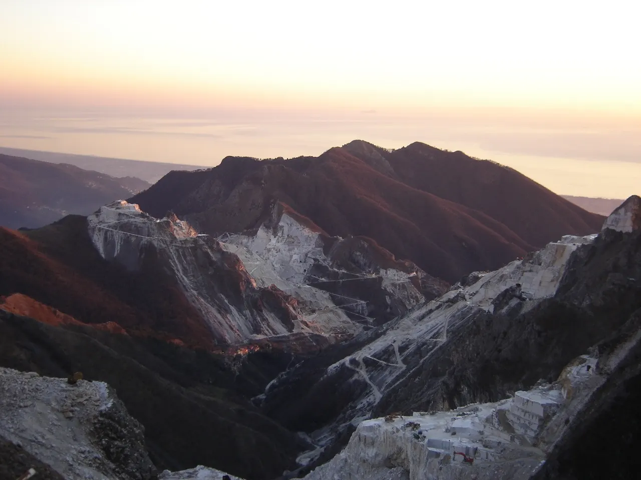 Steinbruchansicht in Naturstein – Marmi di Carrara