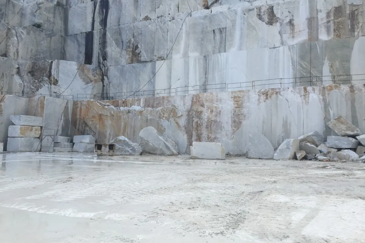 Steinbruchansicht in Naturstein – Marmi di Carrara