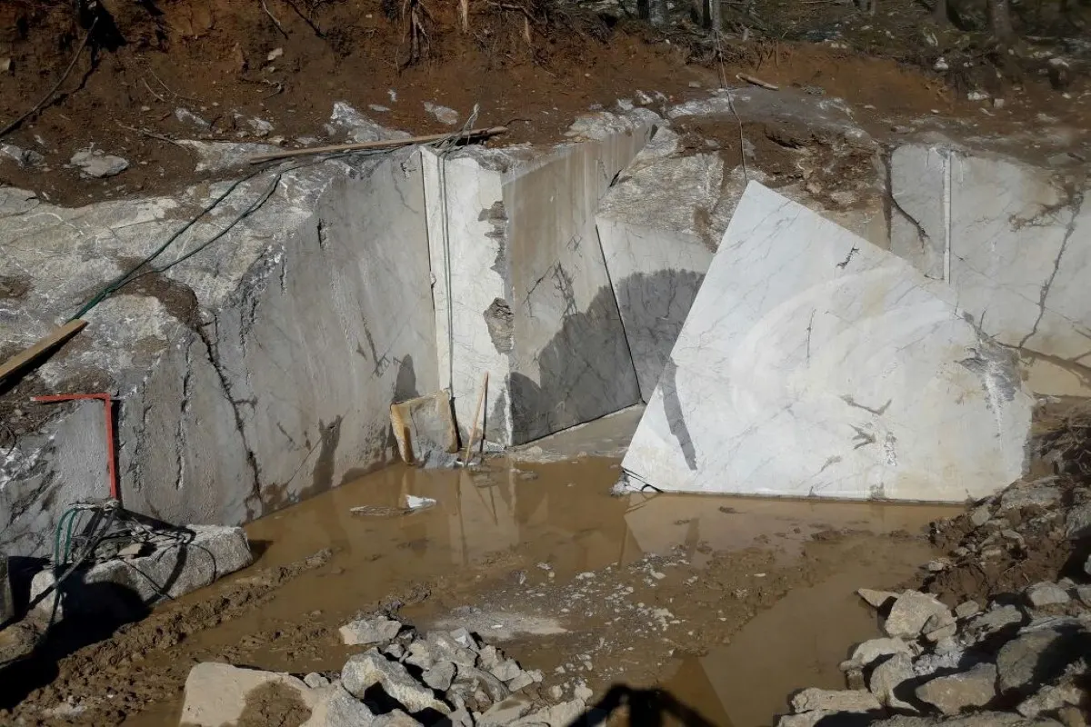 Steinbruchansicht in Naturstein – Marmi di Carrara