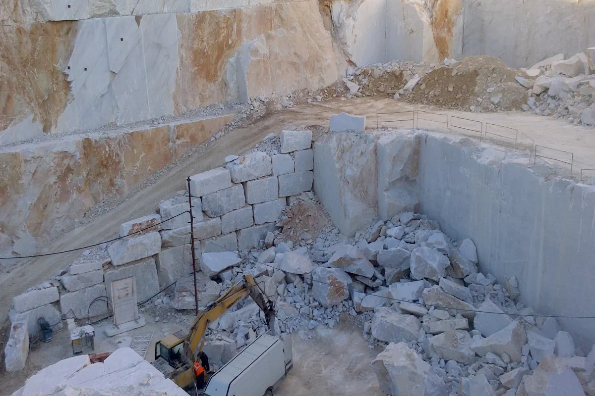 Steinbruchansicht in Naturstein – Marmi di Carrara