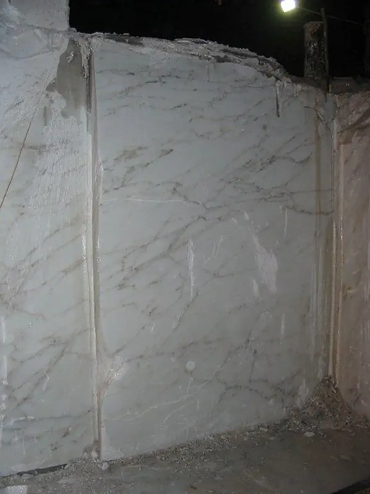 Вид карьера из натурального камня – Marmi di Carrara