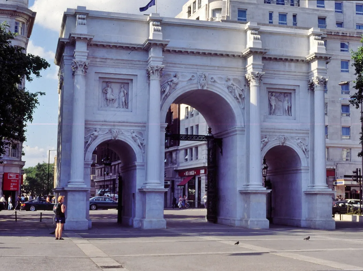 Slab surface: Marble Arch (8062050230)