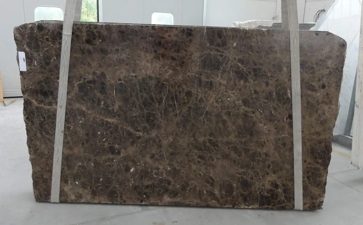 Slab surface in natural stone – Marmi di Carrara