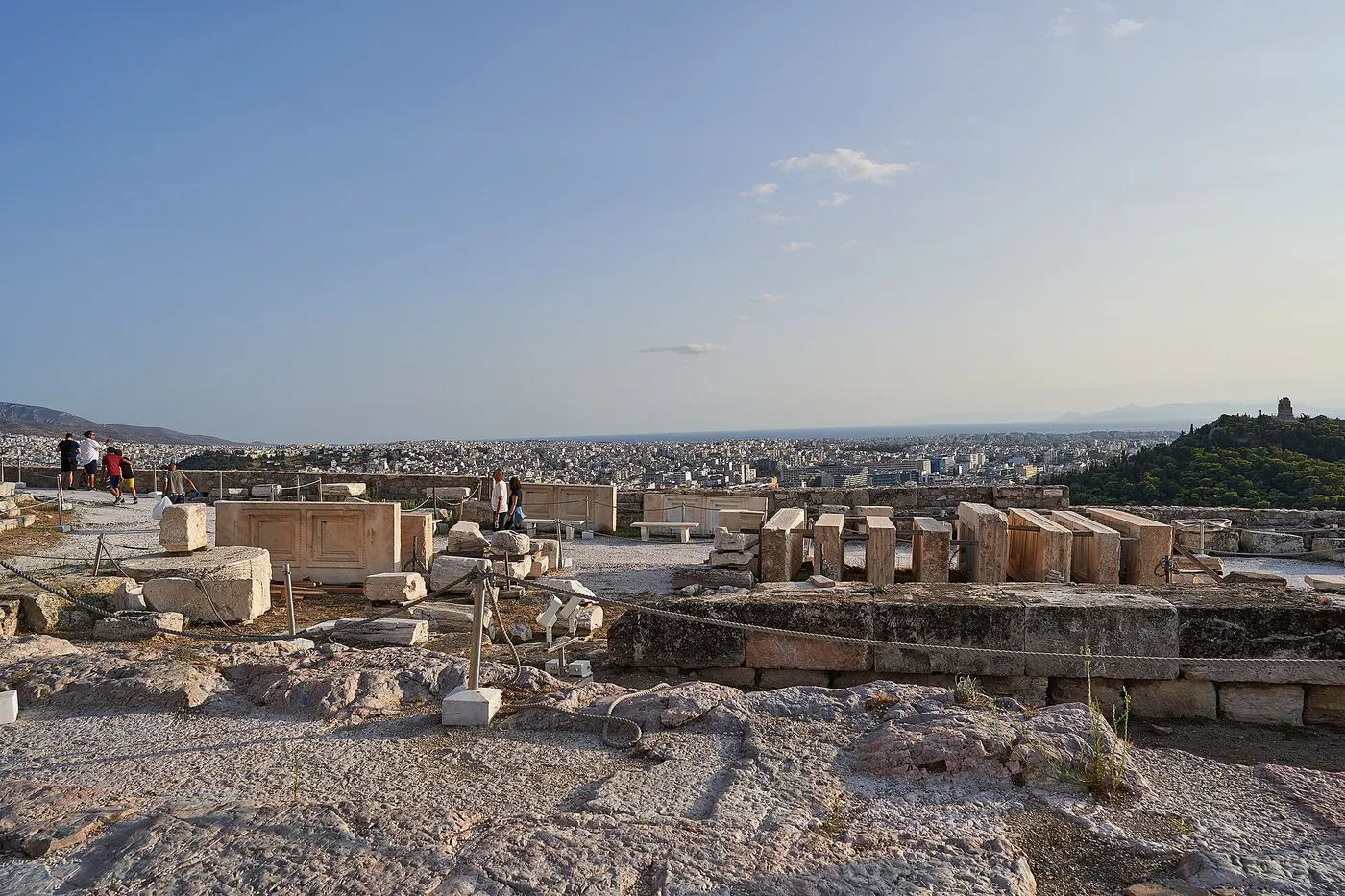 Plattenoberfläche: Marble slabs from the Parthenon on the Acropolis, 20 September 2020