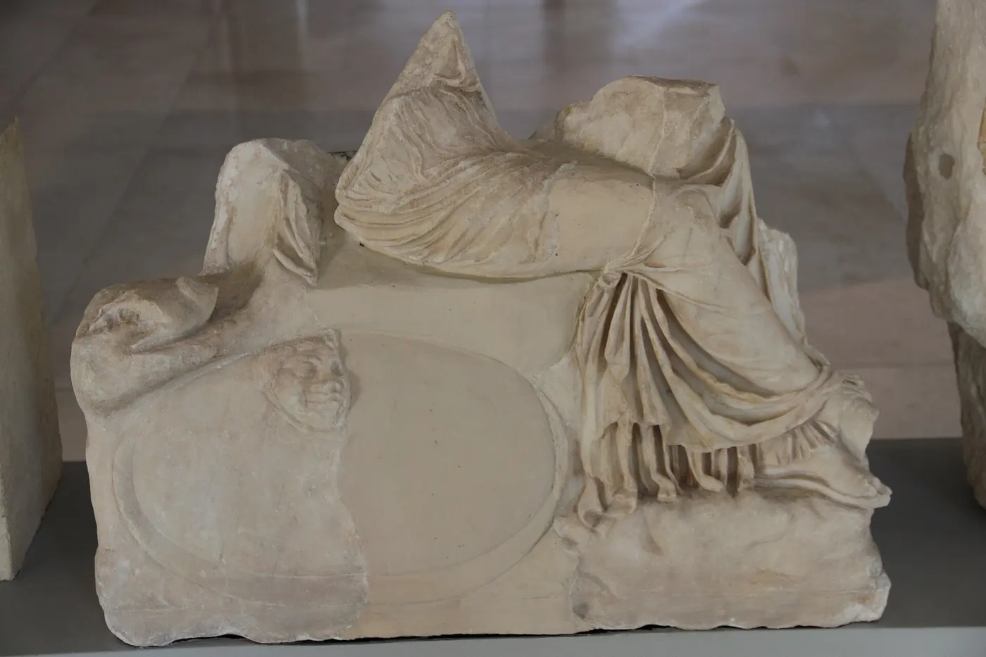 Plattenoberfläche: Athens Acropolis Museum Marble Statue (28409246896)