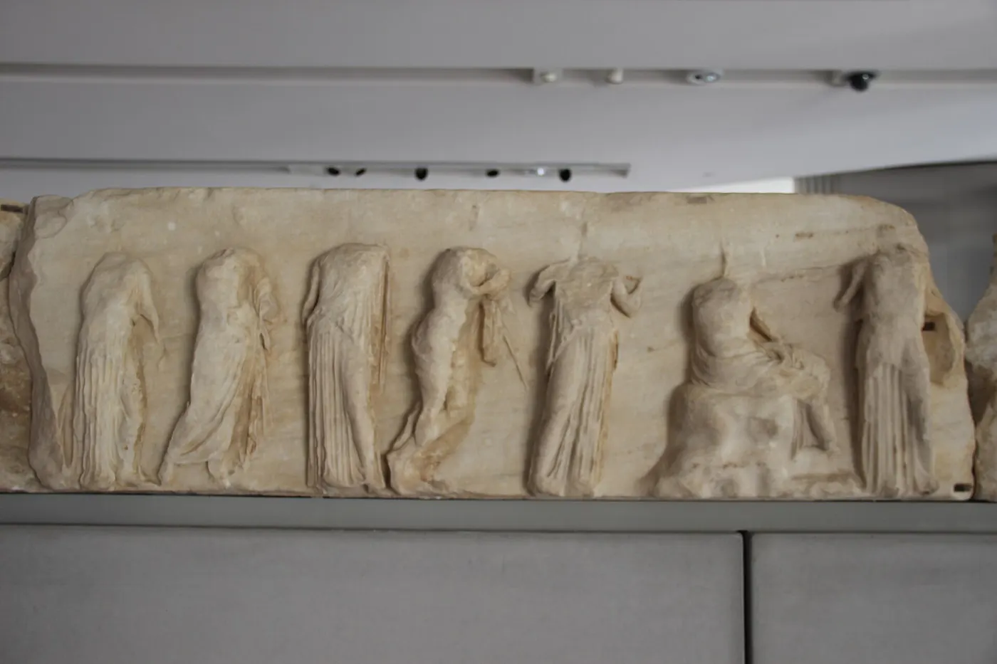 Plattenoberfläche: Acropolis Museum Pentelic Marble Frieze from the Temple of Athena Nike (28158712880)