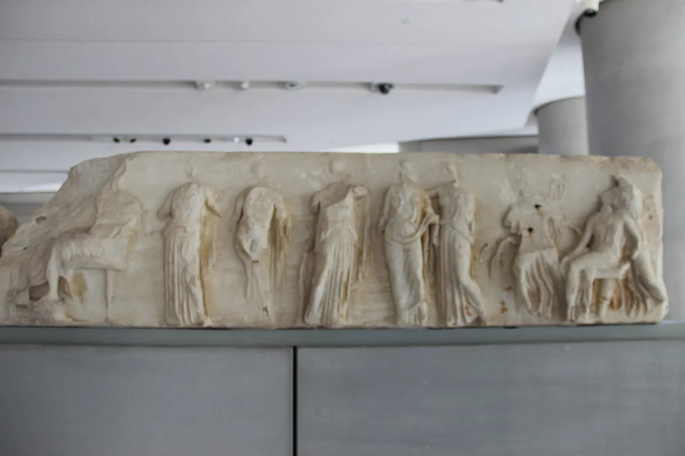 Plattenoberfläche: Acropolis Museum Pentelic Marble Frieze from the Temple of Athena Nike (28409105196)