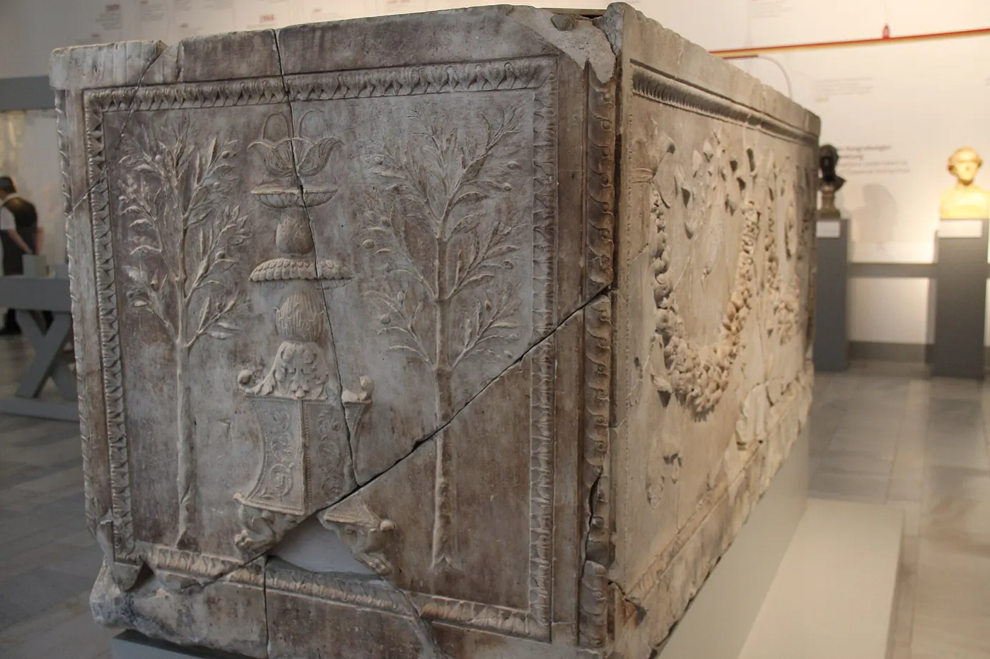 Plattenoberfläche: Carrara Marble Caffarelli Sarcophagus, Rome, c. 40 BC (28120505504)