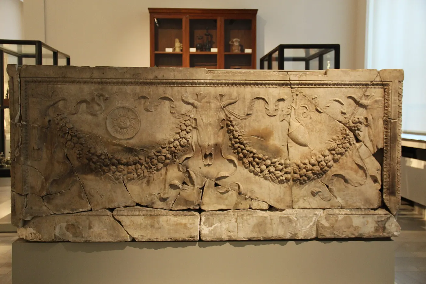 Plattenoberfläche: Carrara Marble Caffarelli Sarcophagus, Rome, c. 40 BC (28633463202)