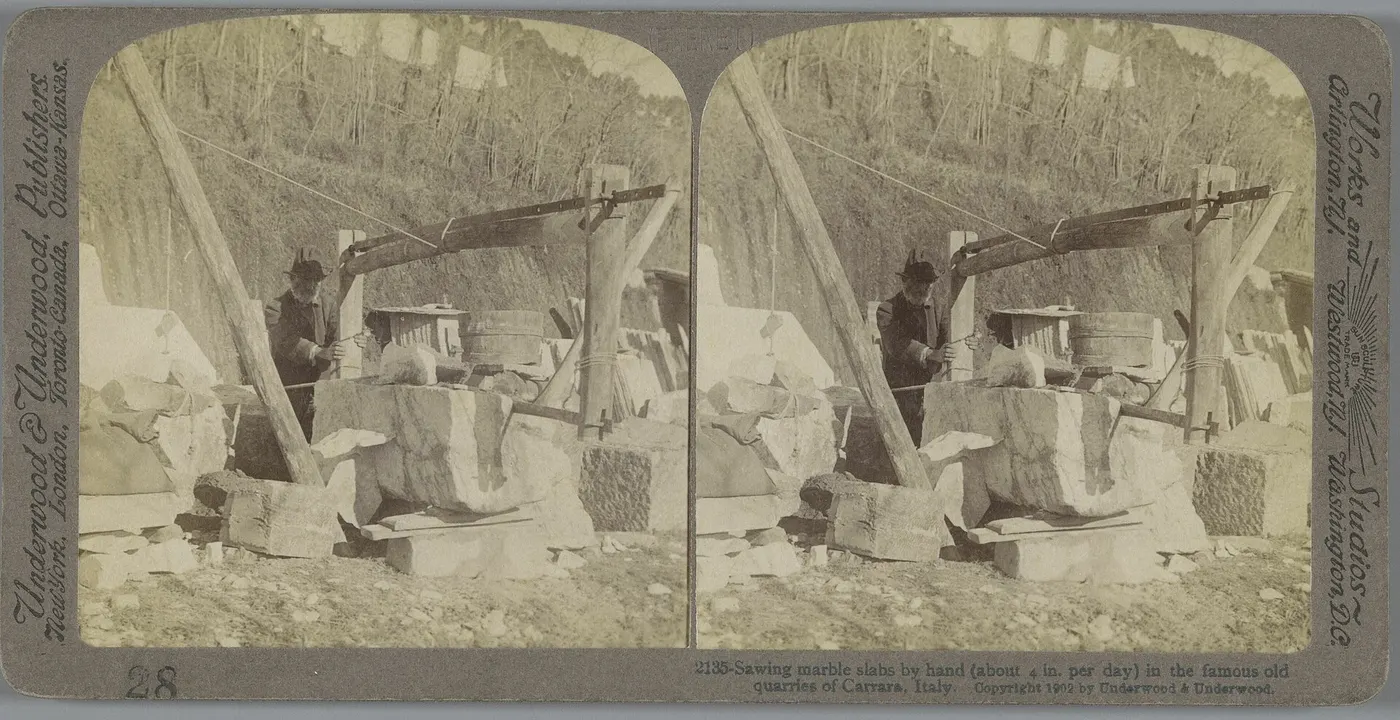Plattenoberfläche: Man met een handzaag in de marmermijnen van Carrara Sawing marble slabs by hand (about 4 i