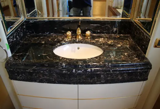 Slab surface in natural stone – Marmi di Carrara