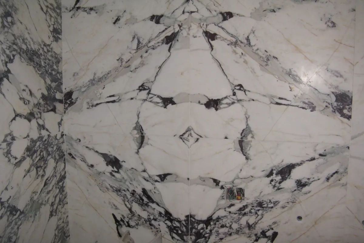 Plattenoberfläche in Naturstein – Marmi di Carrara