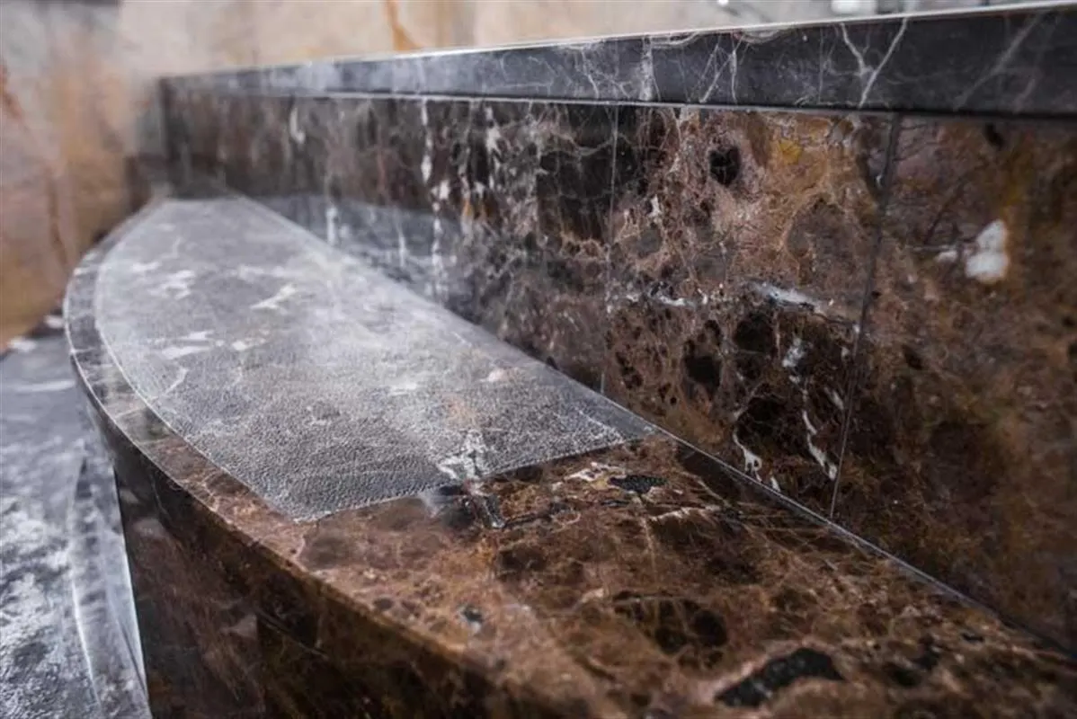 Plattenoberfläche in Naturstein – Marmi di Carrara
