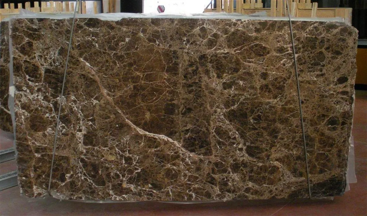 Slab surface in natural stone – Marmi di Carrara