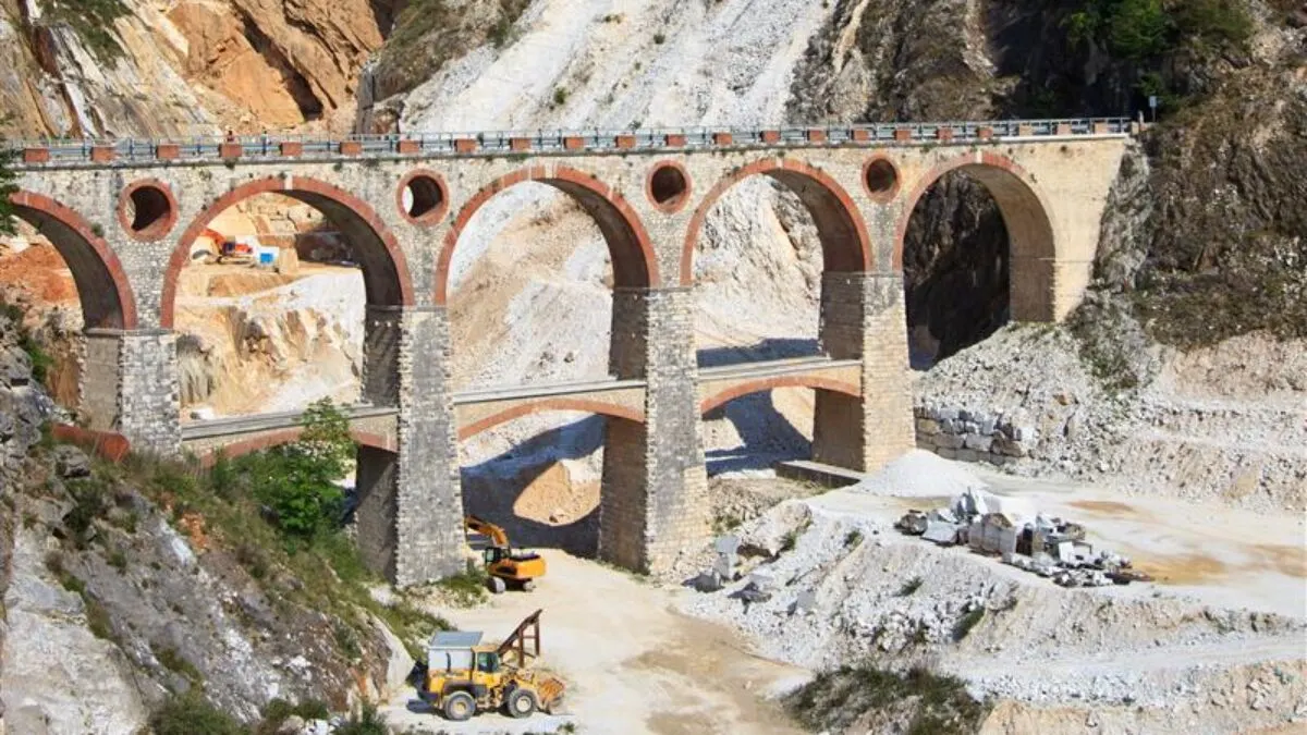 Plattenoberfläche in Naturstein – Marmi di Carrara