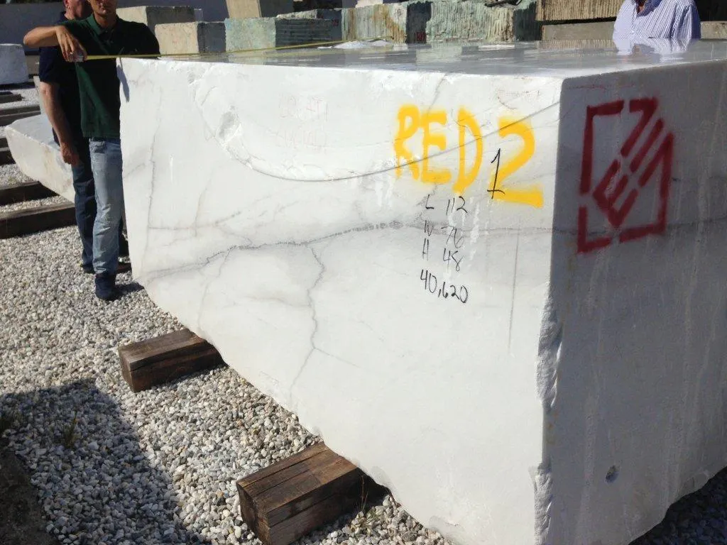 Plattenoberfläche in Naturstein – Marmi di Carrara