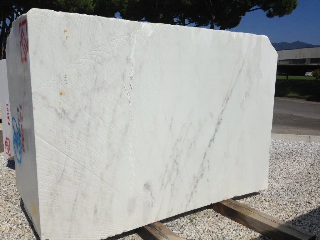 Plattenoberfläche in Naturstein – Marmi di Carrara
